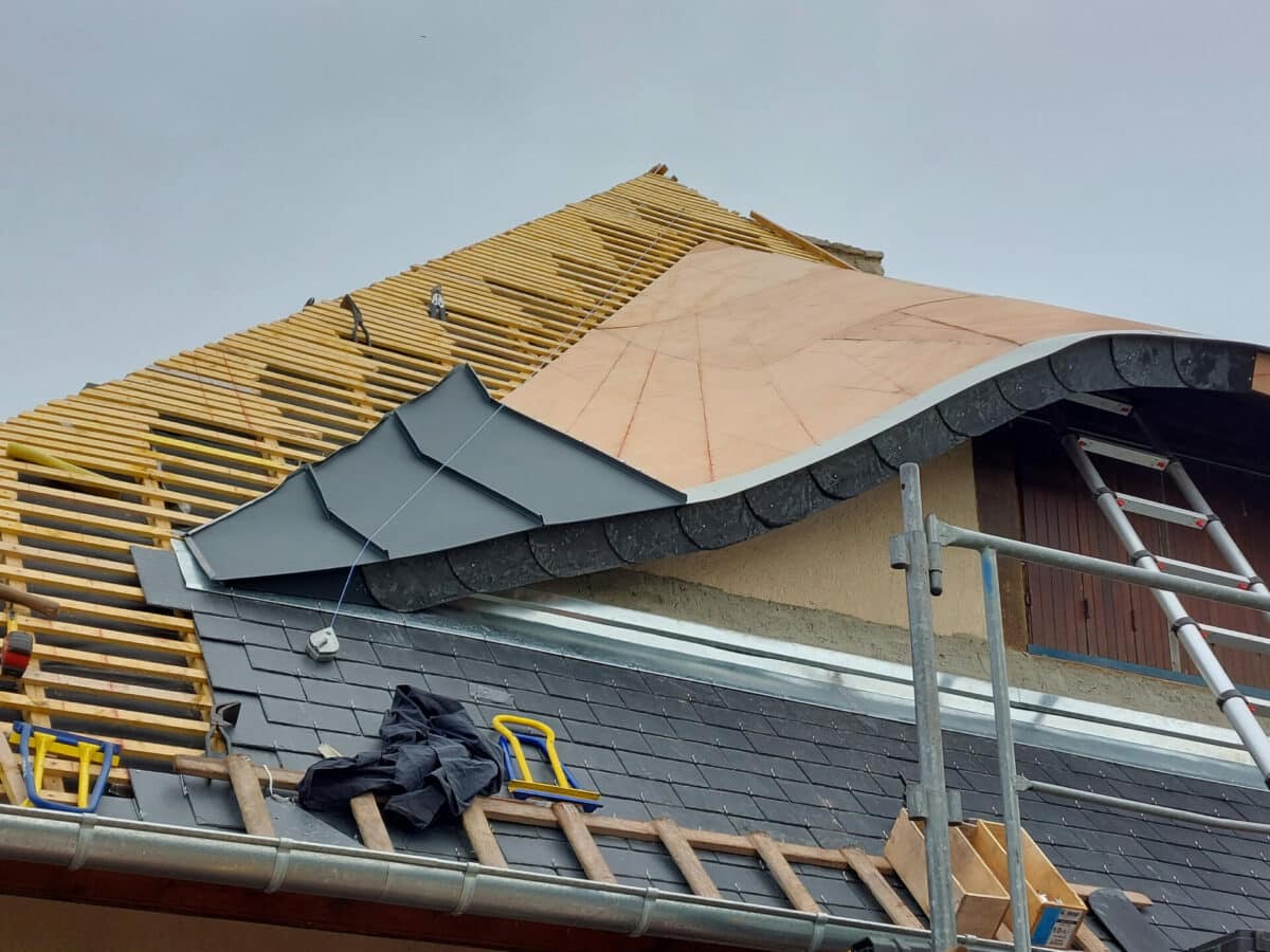 Chantier Varaville - modification d'un toit en chaume en ardoise et chapeau de gendarme en joint debout alu
